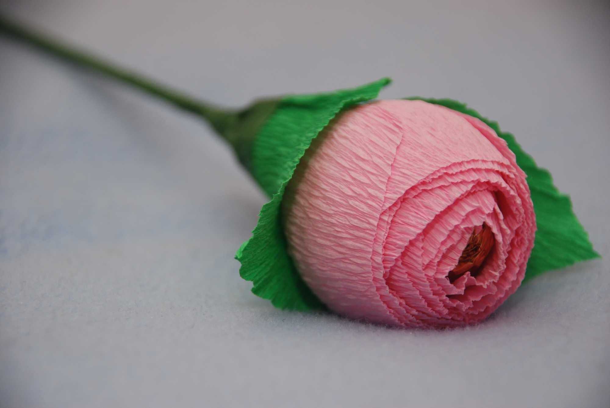 Розы из гофрированной бумаги делаем своими руками пошагово