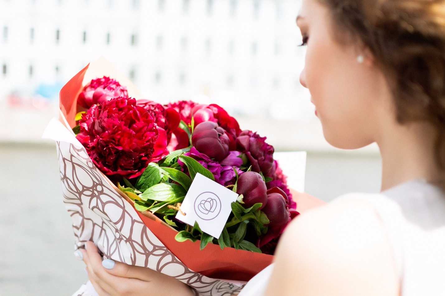 Какие цветы подарить девушке?