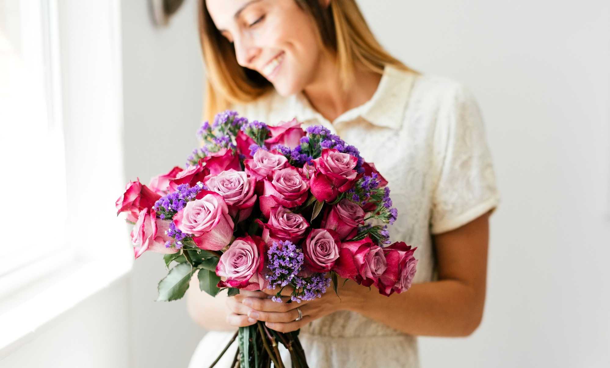 Стоит ли дарить девушке цветы на первом свидании | плюсы и минусы