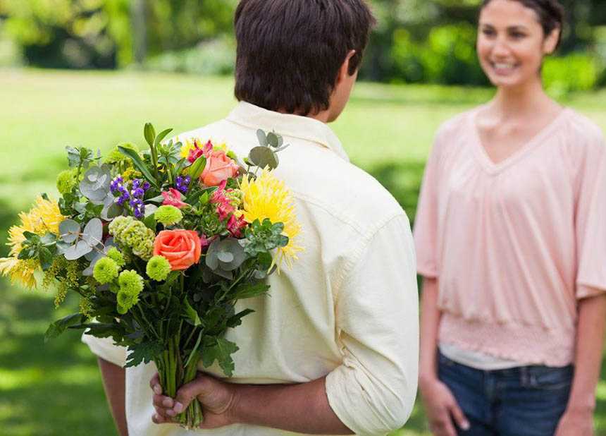 Цветы в подарок — кому какие цветы принято дарить по правилам цветочного этикета?