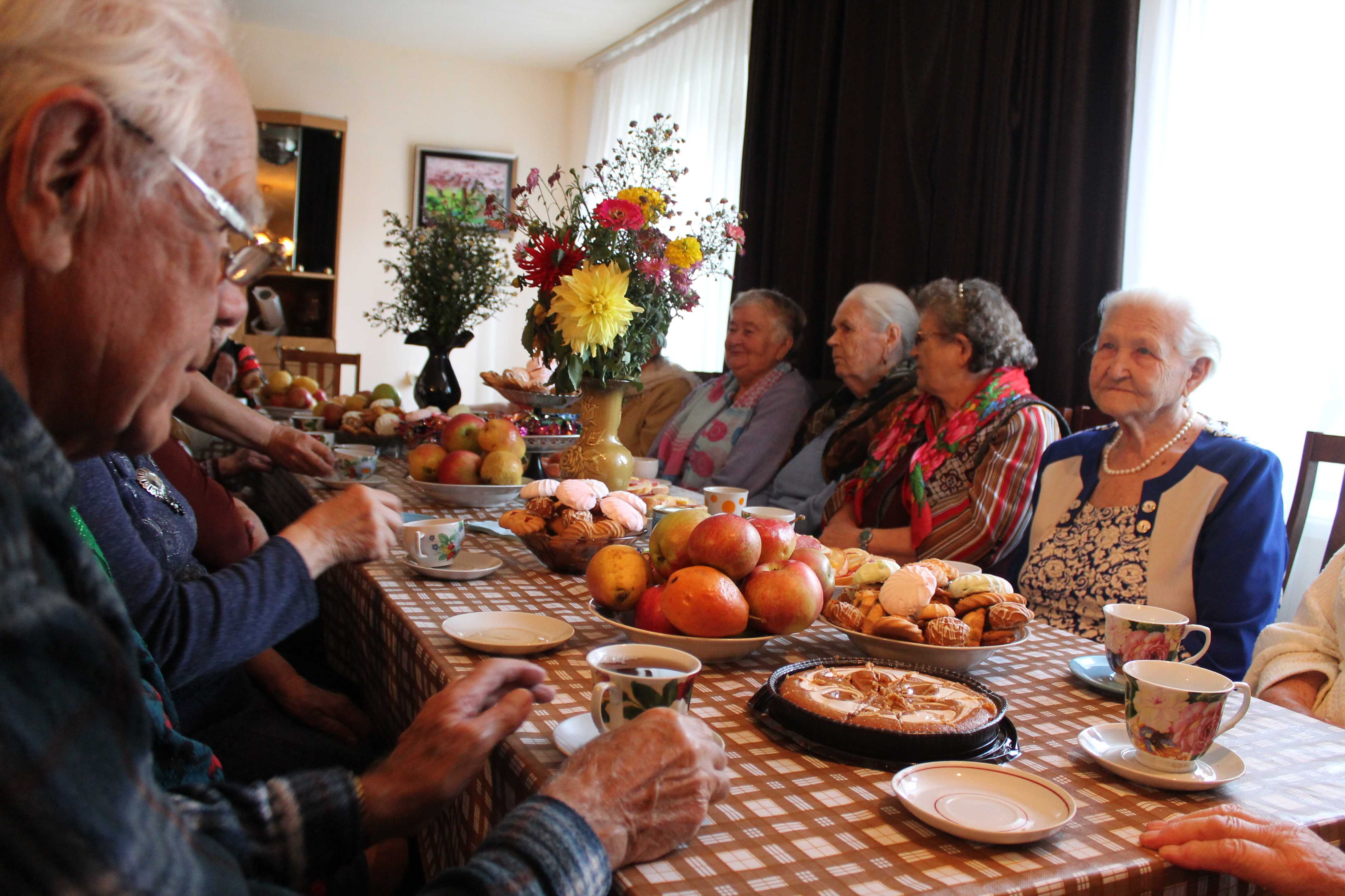 Чаепитие пожилых. Пенсионеры за столом. Чайная церемония с пожилыми людьми. Вечер для пенсионеров. Вечер отдыха пожилых людей