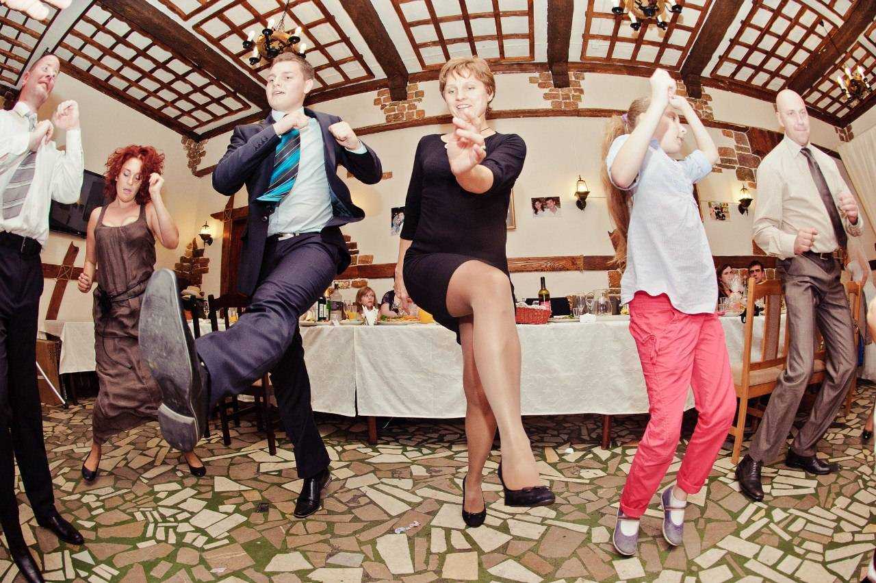 Заводные танцевальные конкурсы на свадьбу: не даем скучать гостям и молодым