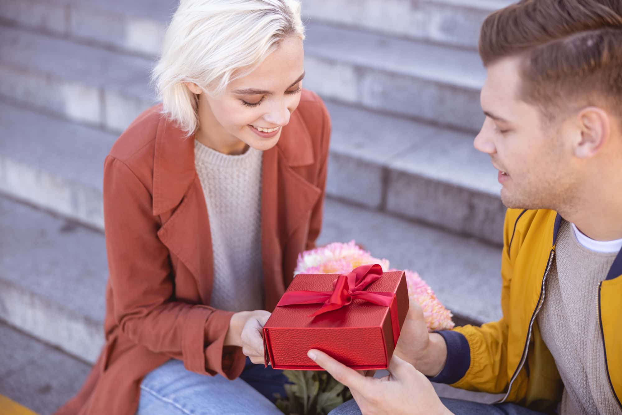 Что подарить девушке: идеи и подборки подарков
