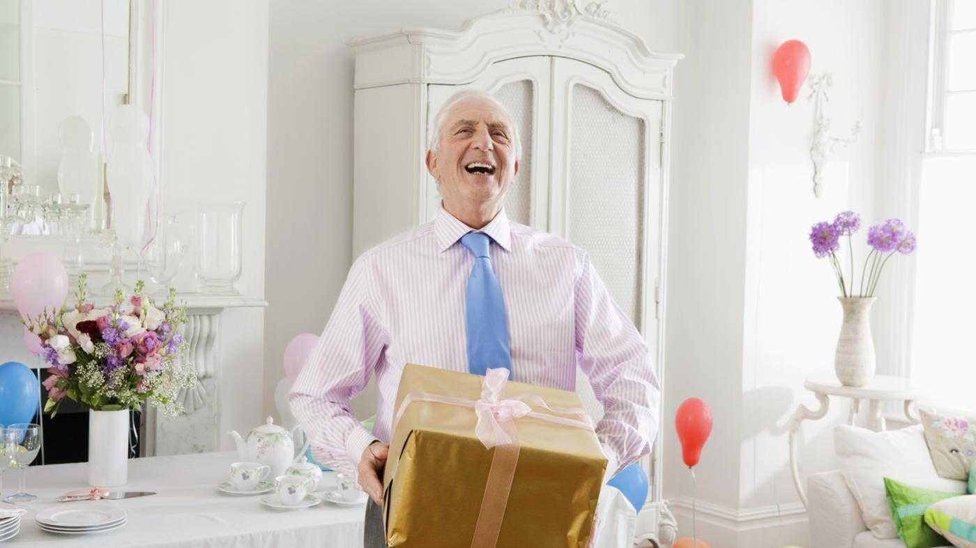Сюрприз деду. Подарок дедушке. Дедушка дарит подарок. Сюрприз для дедушки. Подарок дедушке на день рождения.