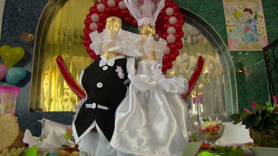 Используйте сценарий Фарфоровой свадьбы для проведения торжественной части мероприятия, посвящённого 20-летию супружеской жизни или как показательную сценку