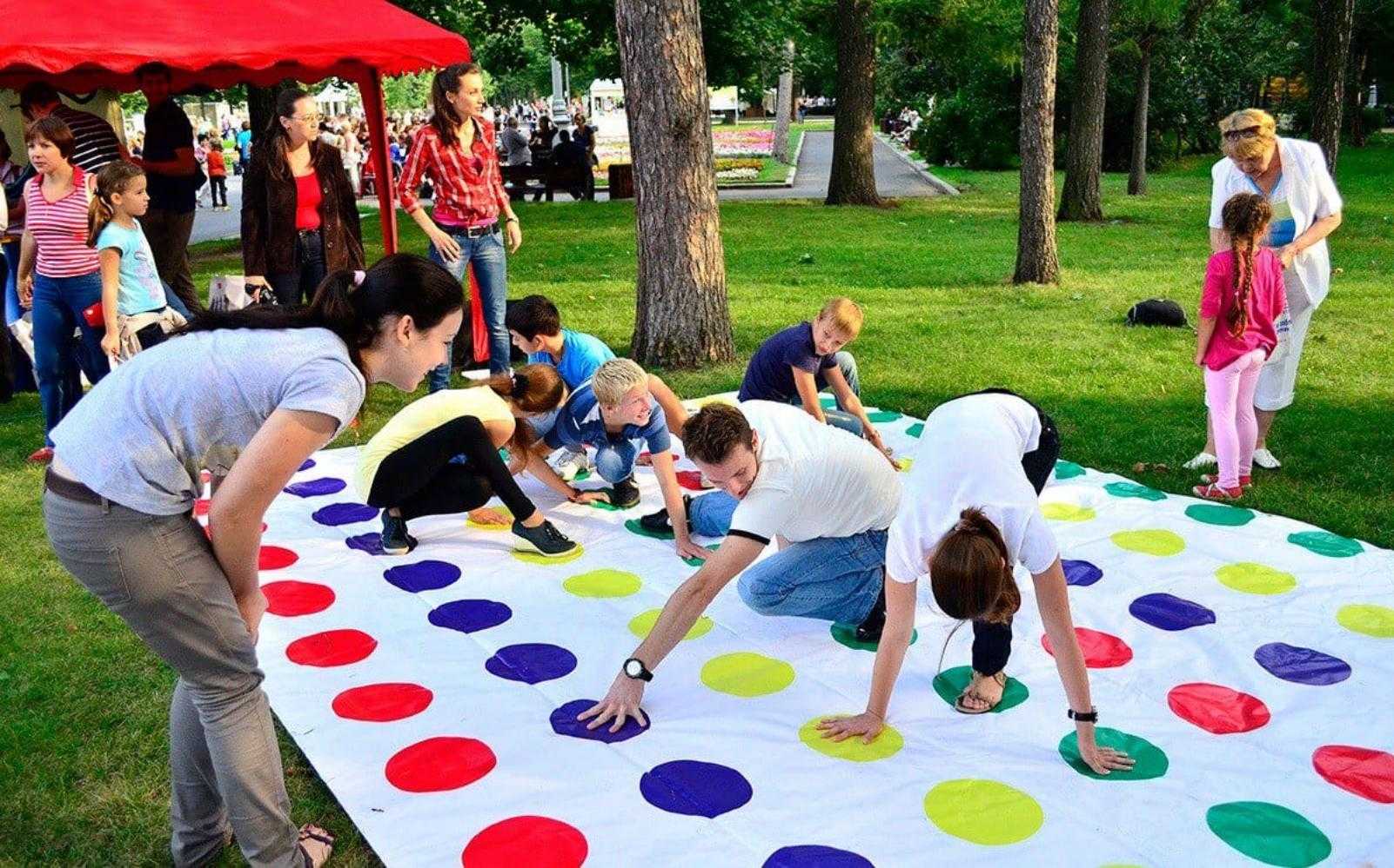 В какие игры можно играть с детьми на улице? подвижные, уличные игры для детей, с мячом, для компании, для детского сада