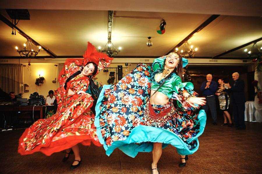 Веселые цыганские танцы. Цыганский танец. Цыганская свадьба танцы. Пляски цыган на свадьбах. Увгансиц танец на свадьбу.
