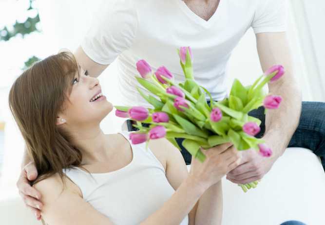 Как правильно выбрать и подарить девушке букет цветов (9 идей)