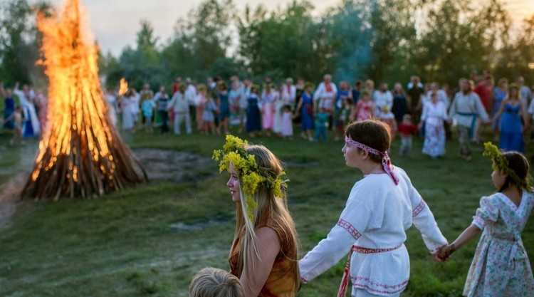 Традиции праздника ивана купалы. старый исконный летний праздник славян.
когда и какого числа отмечают день ивана купалы? обряды с водой и огнем, поиски папоротника.