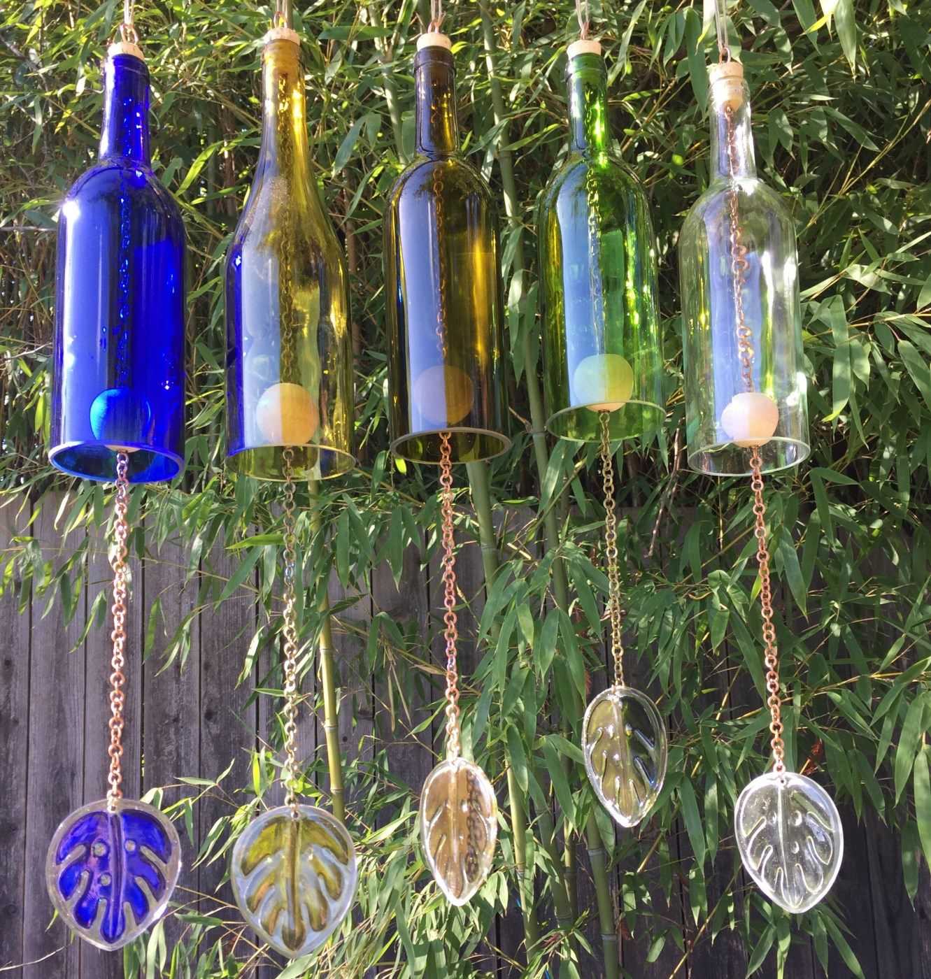 Из бутылок стеклянных своими руками сделать. Стеклянные бутылки в саду. Декор стеклянных бутылок. Украшения из бутылок стеклянных. Изделия из бутылок стеклянных для сада.